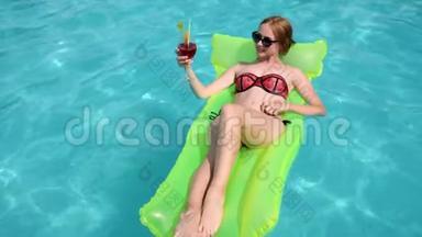 水上派对，穿比基尼的女孩躺在充气沙滩床垫上进入池边，女的穿着五颜六色的泳衣